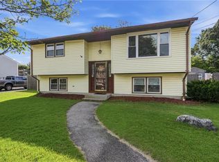 25 Oakridge Ct, Warwick, RI 02886