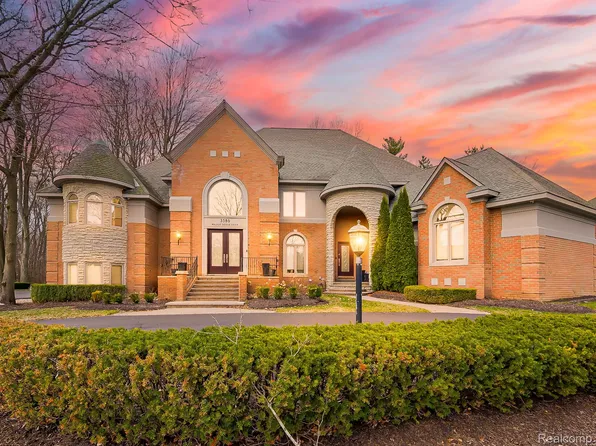 3586 Walnut Brook Dr, Rochester Hills, MI 48309
