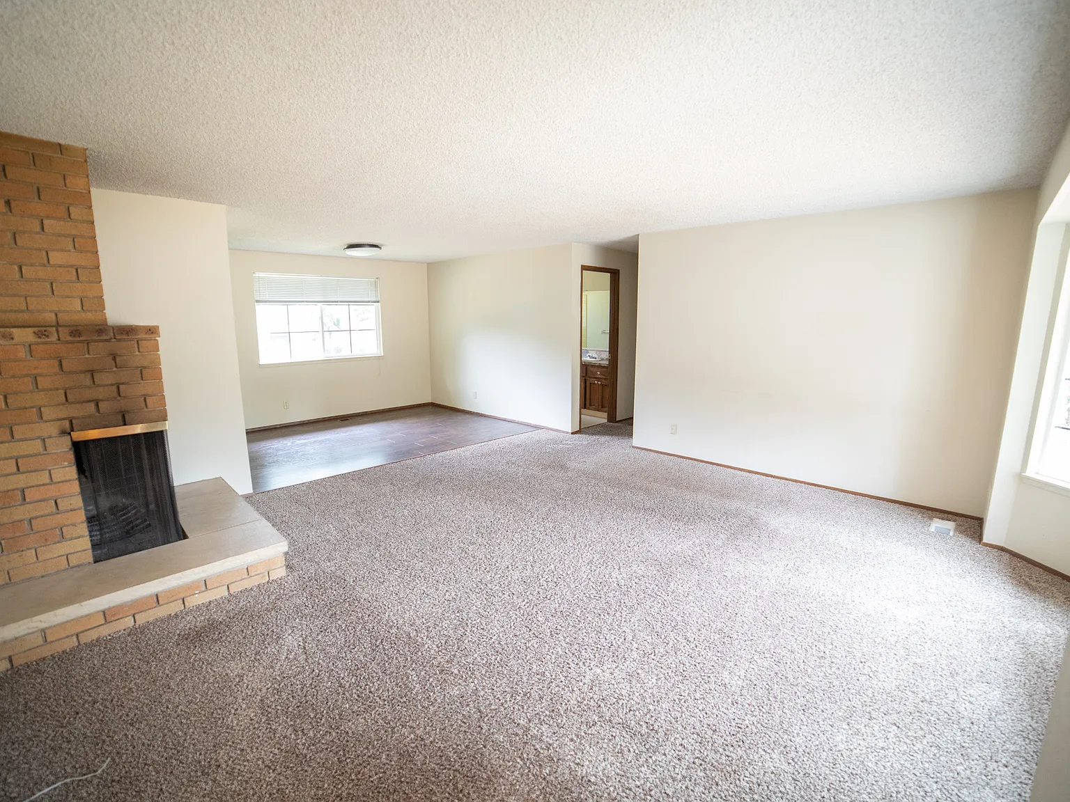 3 bed, 1360 sqft, $2,400 — Photo 4