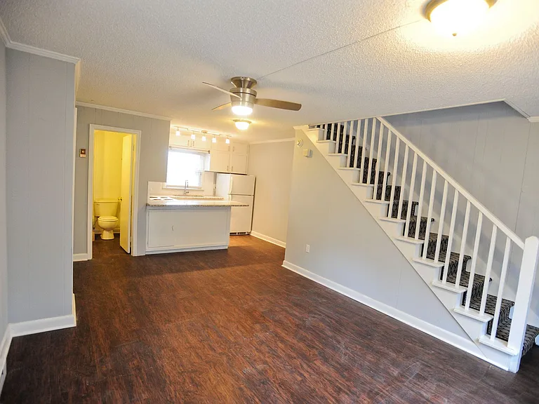 438 S Hawthorne Rd — Photo 2