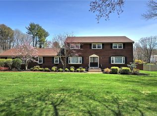 8 Edinburg Ln, Trumbull, CT 06611