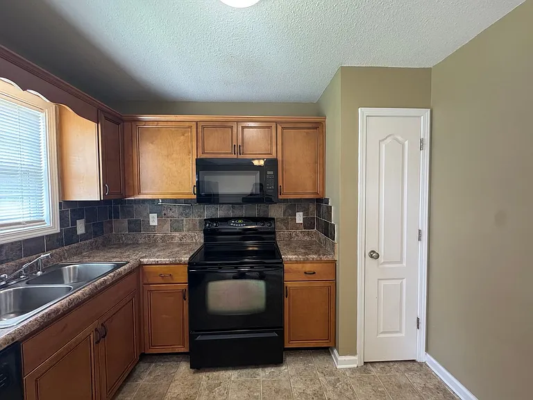 371 Andrew Dr — Photo 10