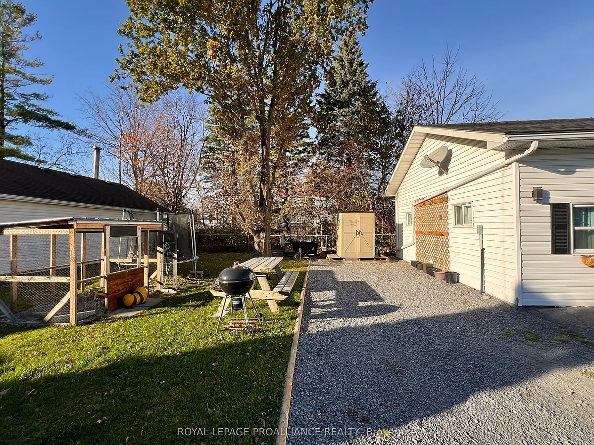 Building Photo - 24 Russell St #A