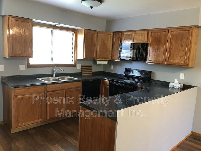 3 bed, 1.5 bath, 1400 sqft, $2,300 — Photo 3
