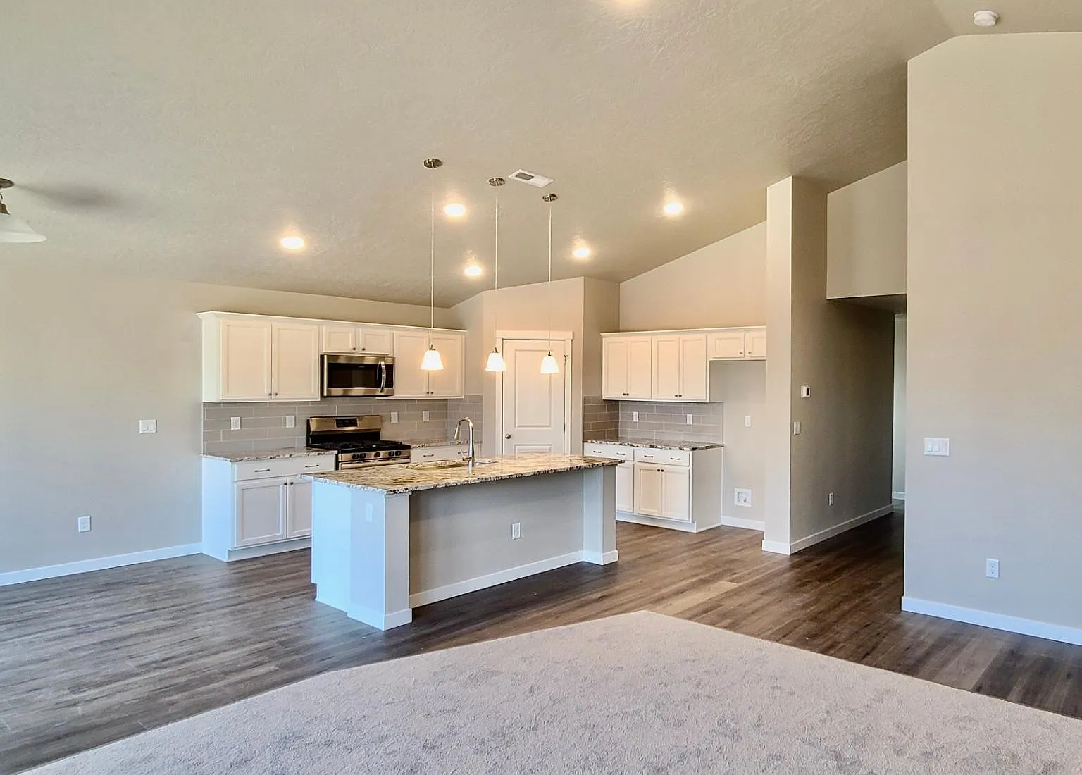 4 bed, 1888 sqft, $2,450 — Photo 2