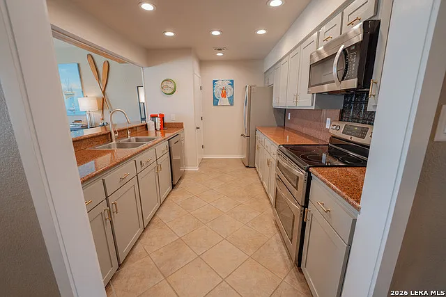 3 bed, 3.0 bath, 2340 sqft, $2,700 — Photo 3