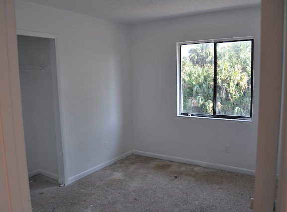 4th image of 1329 N Daytona Ave