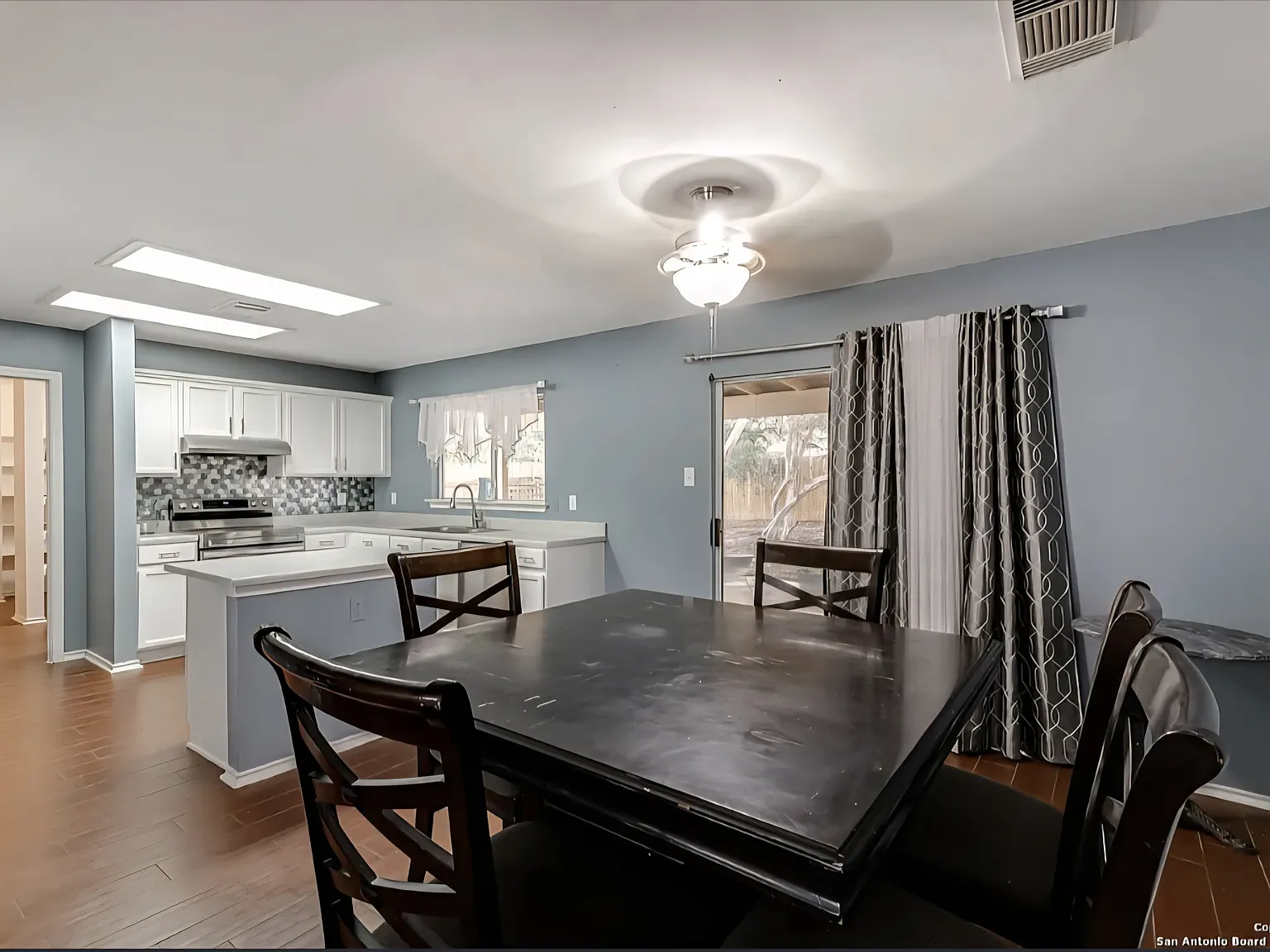 3 bed, 2096 sqft, $2,025 — Photo 2