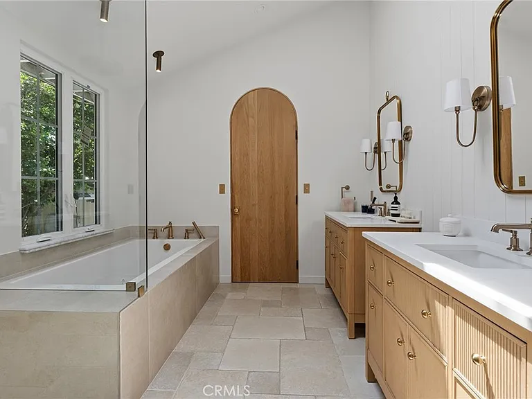 22960 Calvert St — Photo 32