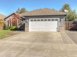 922 Newcastle St, Medford, OR 97501