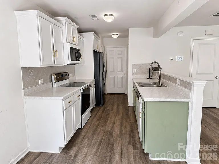 3220 Capitol Dr — Photo 4