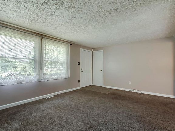 5th image of 2315 Round Tree Dr