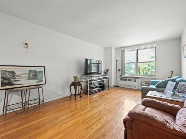 142-05 Roosevelt Avenue image 1 of 14