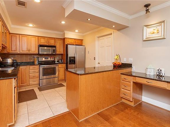 5th image of 225 Stevenage Dr