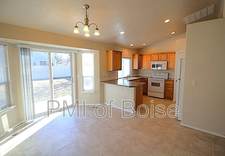 1770 N Veridian Ave — Photo 5