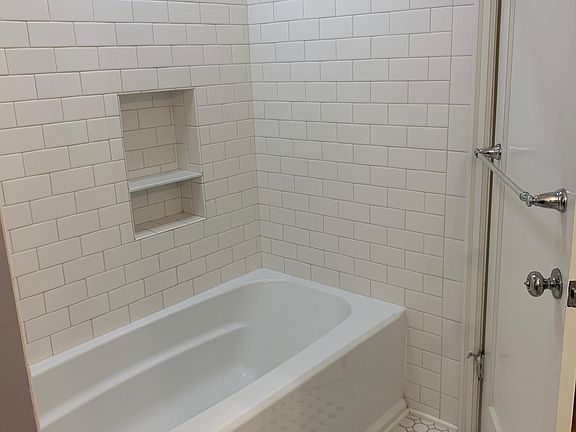 Main bathroom tub
