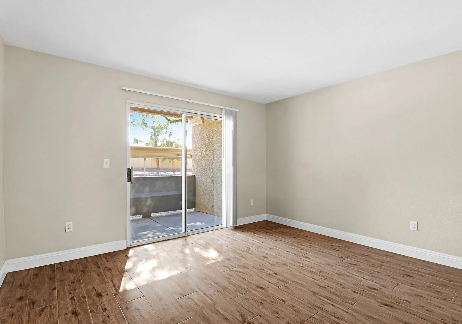 SE Gated!! 1 Bedroom 1st Floor!! One Car Garage Community Pool, Spa, Clubhouse All tile floors!! — Photo 4
