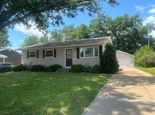 3302 Wakonda Dr, Bettendorf, IA 52722