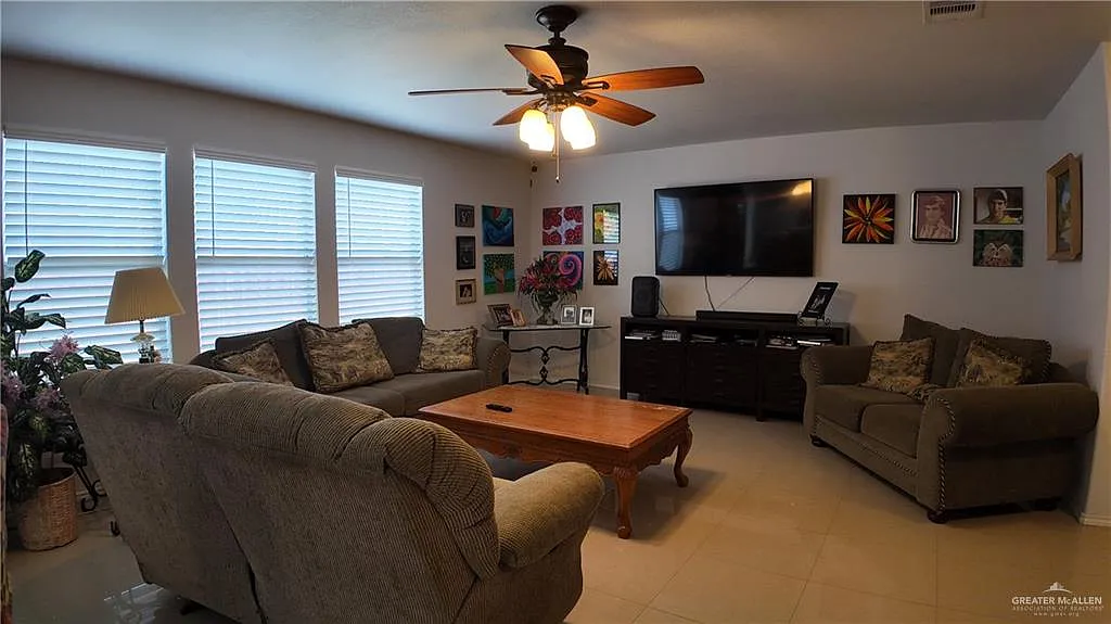3 bed, 2.5 bath, 2676 sqft, $2,700 — Photo 2
