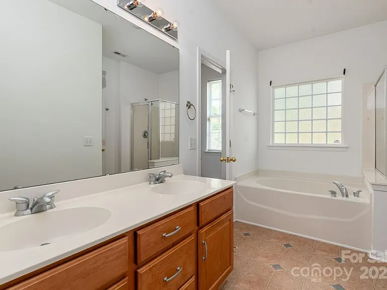 10922 Sedgemoor Ln — Photo 11