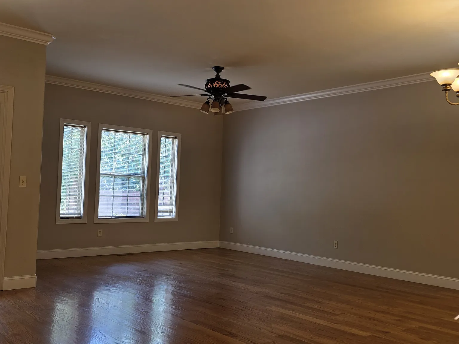 5 bed, 3.5 bath, 3105 sqft, $3,800 — Photo 2