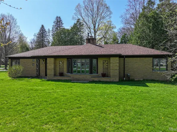 6214 Hugh St, Burton, MI 48509