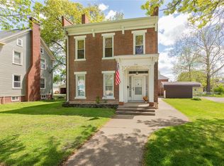 214 4th St, Carrollton, IL 62016