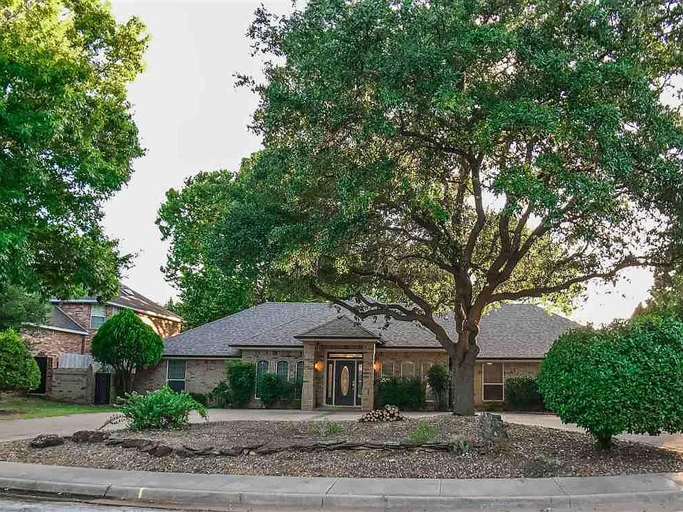 1st image of 2318 Brook Hollow Dr