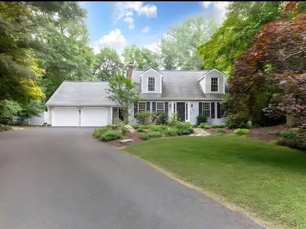 135 Lawndale Rd, Mansfield, MA 02048