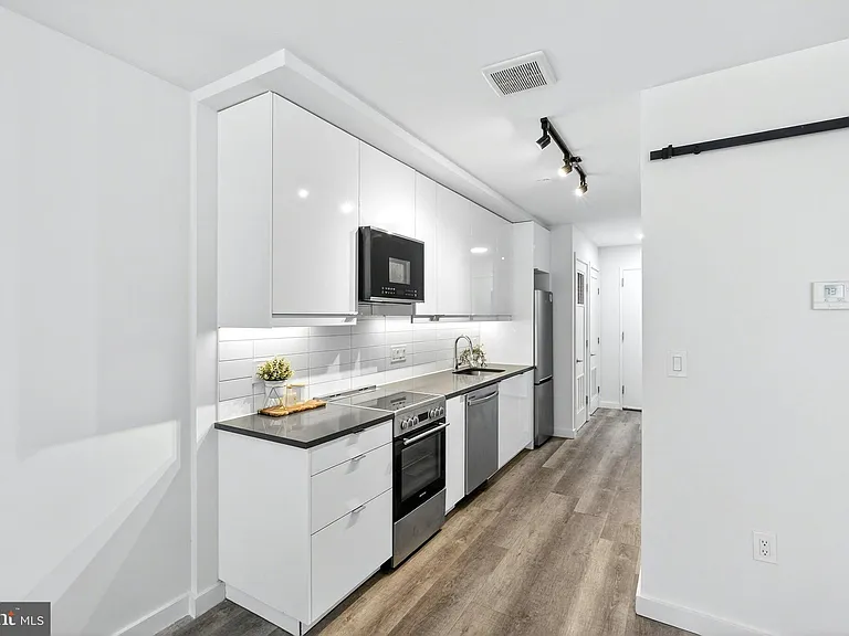 700 Roeder Rd #105 — Photo 8