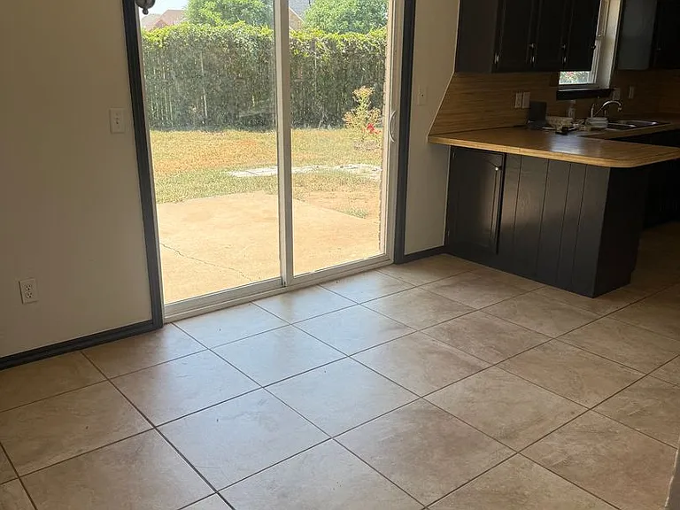 1082 Castlebury Mansion — Photo 5