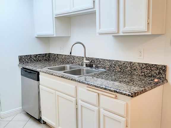 2nd image of 13138 Moorpark St #4