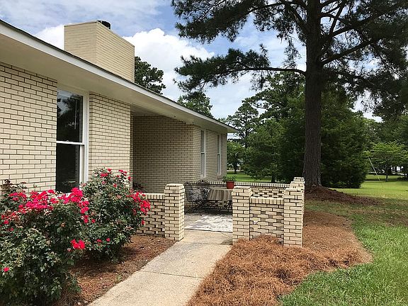 Courtyard entry off drive