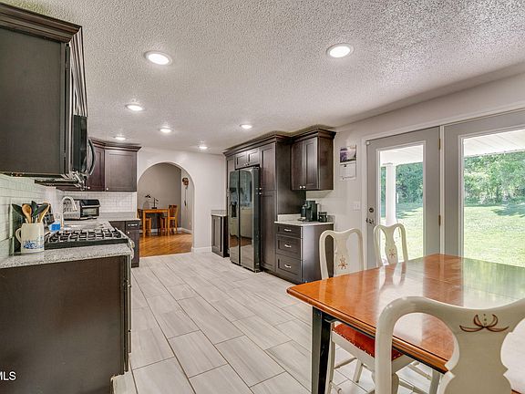 4th image of 638 Elm Ave