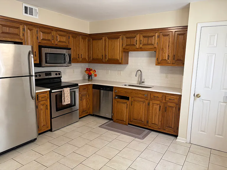 304 Brentwood Pointe #I — Photo 2