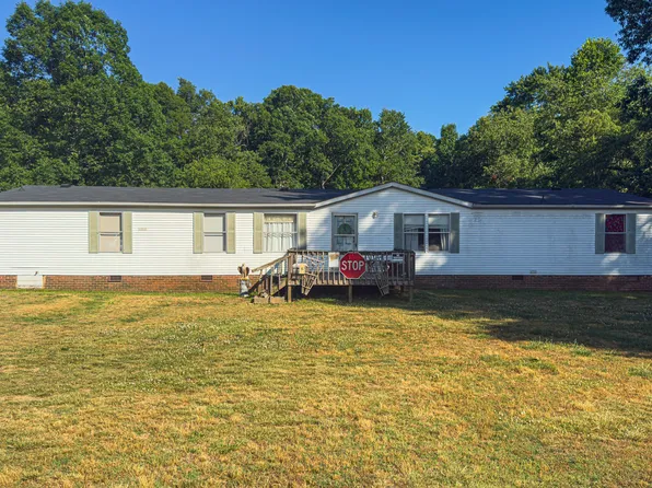 8800 Spring Meadow Dr, Hickory, NC 28601