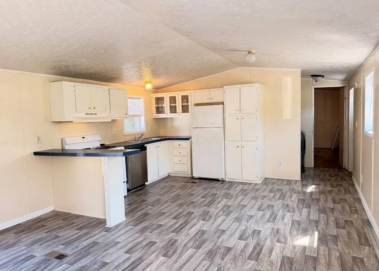 3 bed, 2.0 bath, $950 — Photo 1