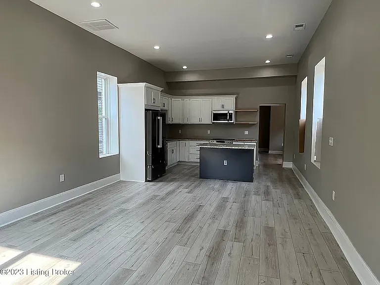 938 Swan St — Photo 3