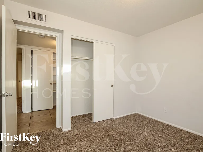 1708 W Behrend Dr — Photo 16