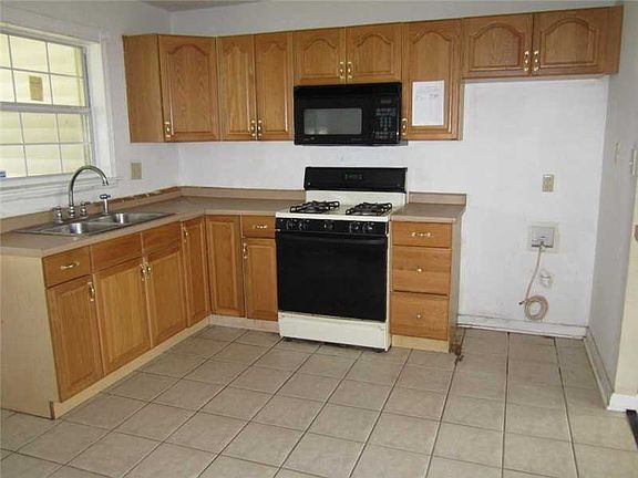 2nd image of 604 River Oaks Dr