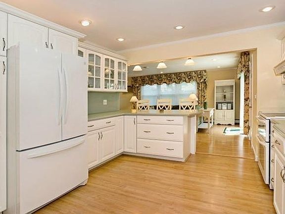 3rd image of 7 Fieldstone Dr