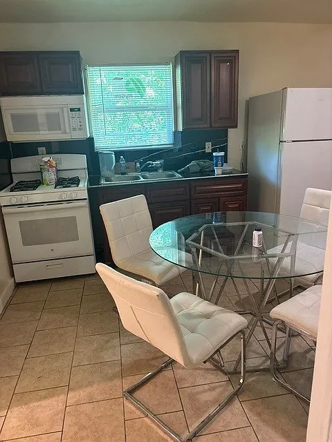2 bed, $1,000 — Photo 4