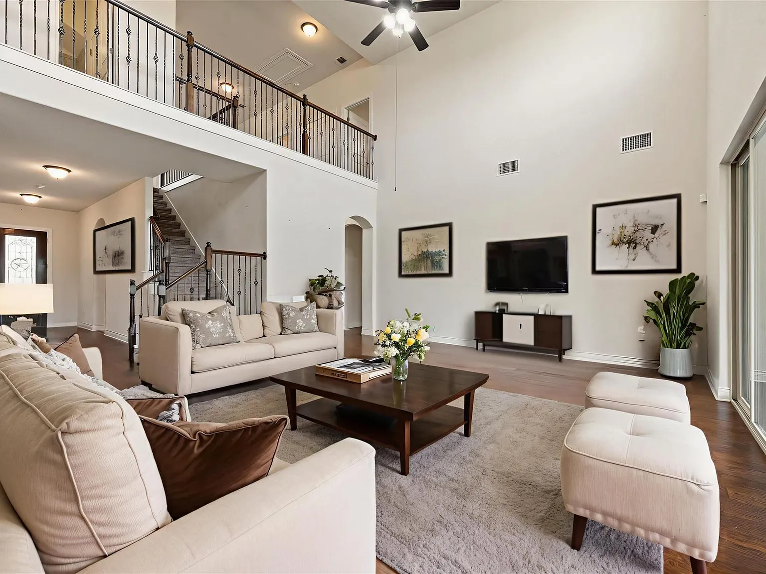 5 bed, 4.5 bath, 3797 sqft, $3,700 — Photo 2