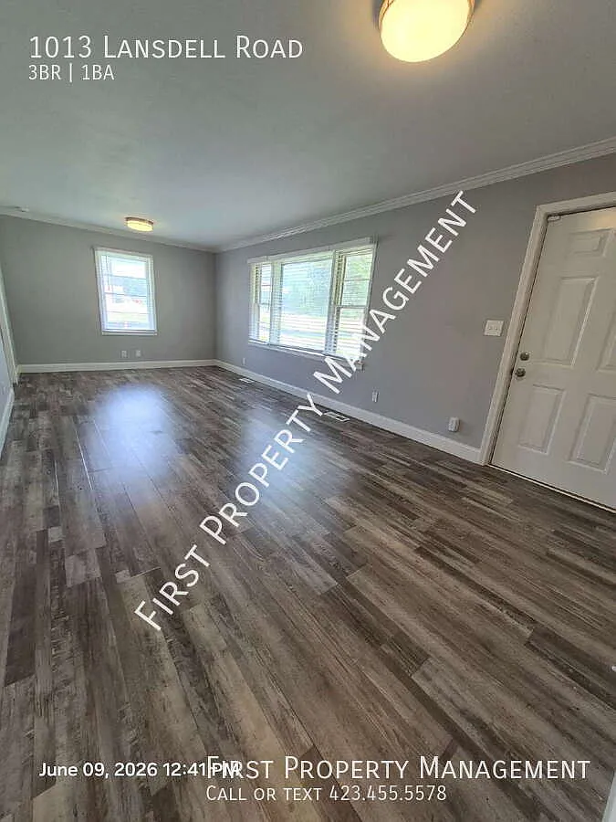 East Ridge 3 Bedroom 1 Bath Den/Dining Room Home With Detached 2 Car Garage Resident's Choice Sec... — Photo 4
