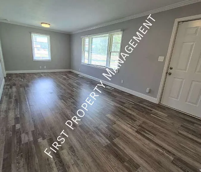 1013 Lansdell Rd — Photo 4