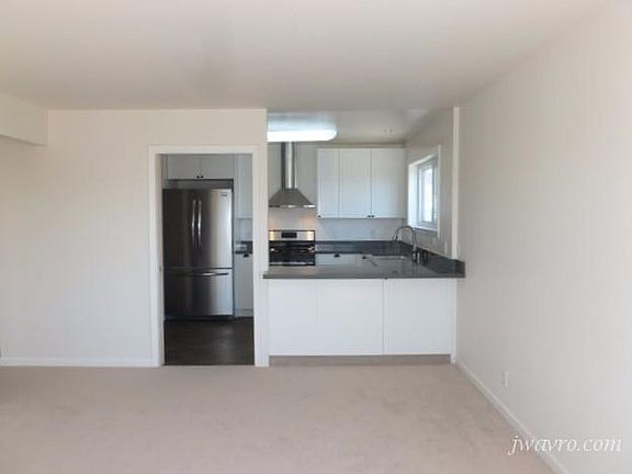 3rd image of 301 Monterey Blvd APT 4