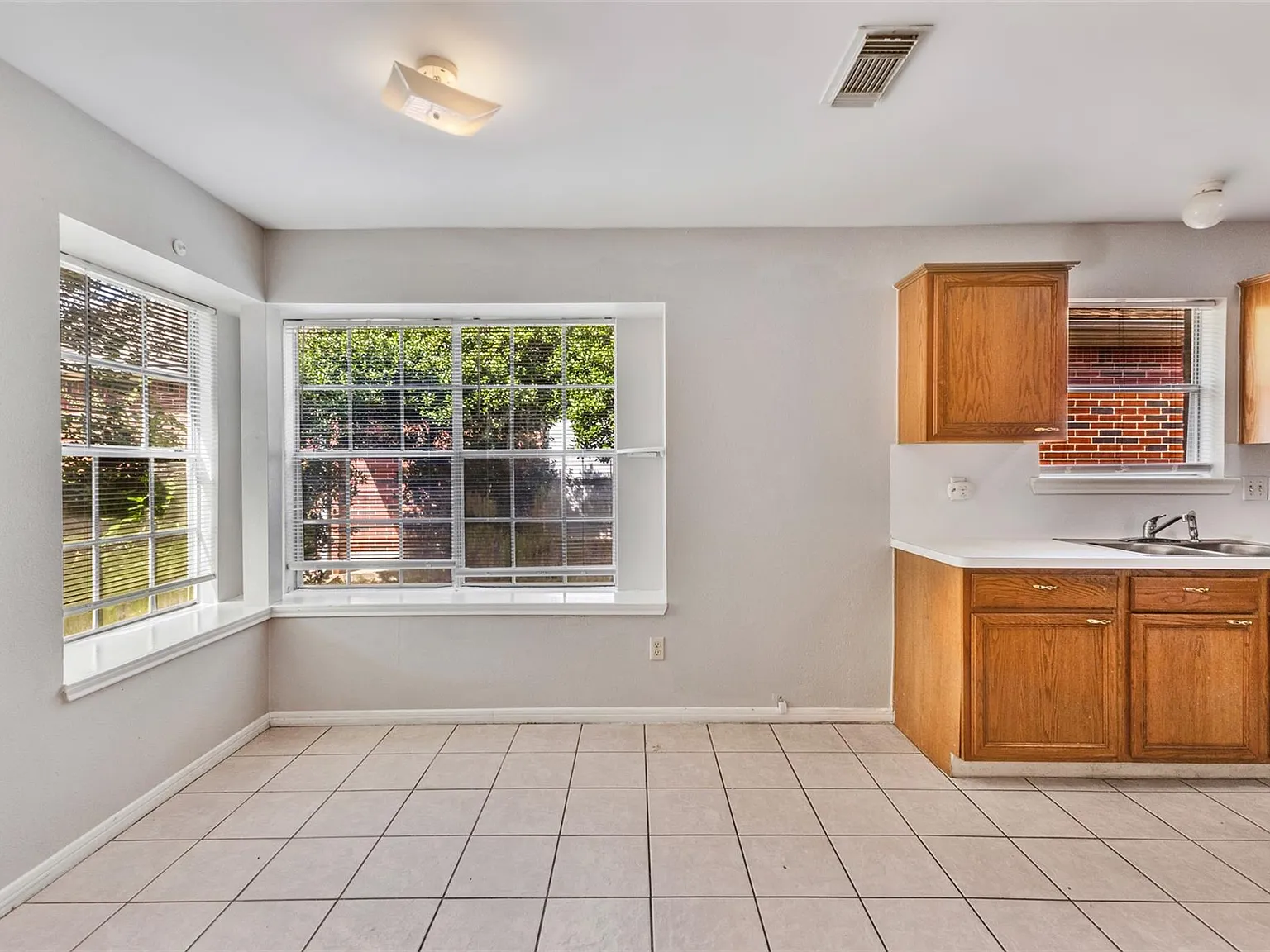 3 bed, 2.0 bath, 1482 sqft, $1,899 — Photo 4