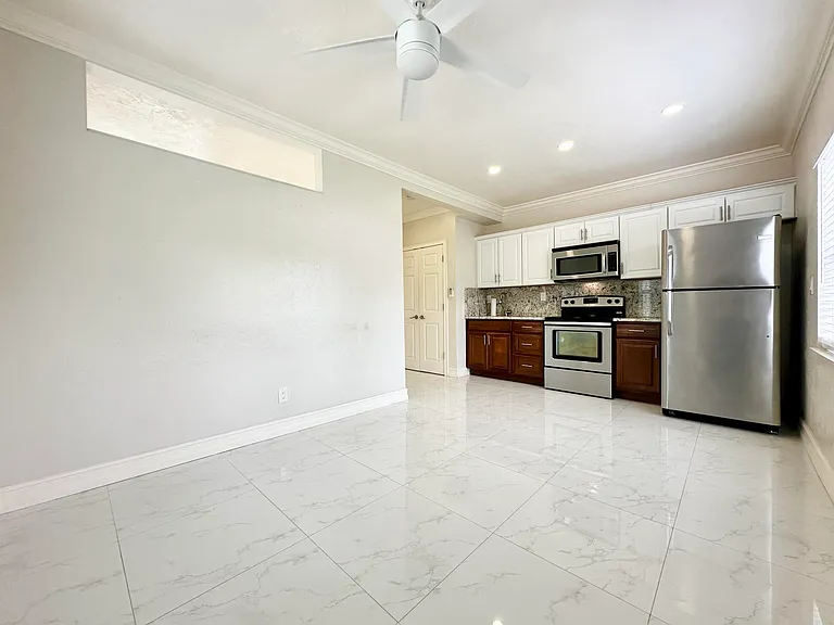 1041 NE 16th Ave #W — Photo 1