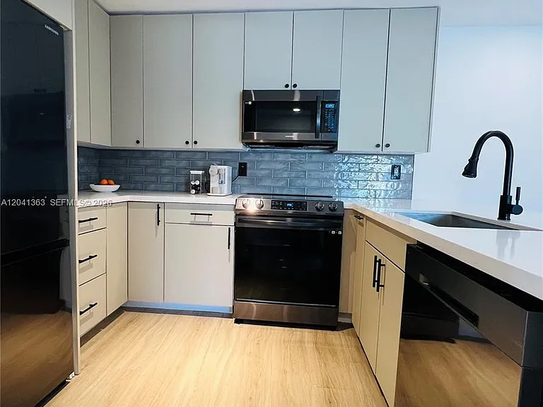 1900 Meridian Ave #306 — Photo 10