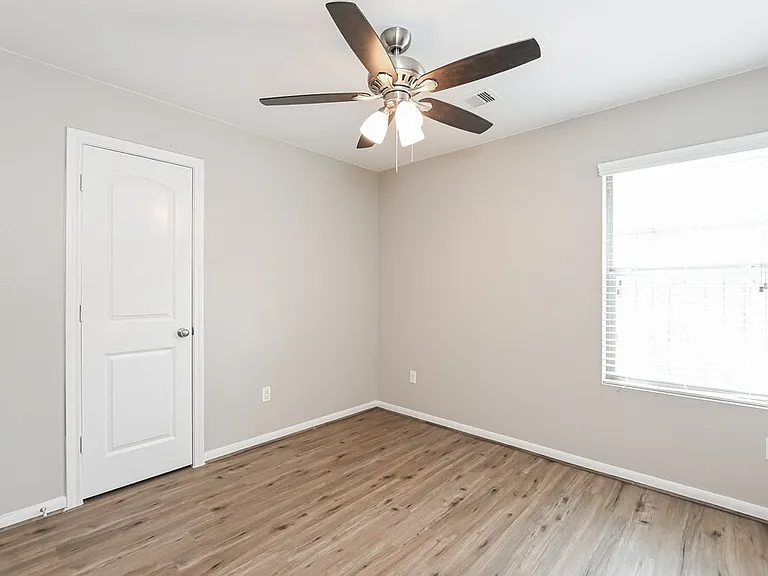 376 Henry St — Photo 12